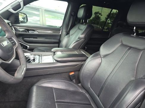 Used 2022 Jeep Wagoneer Series III w/ Premium Group I AWD/4WD image 5