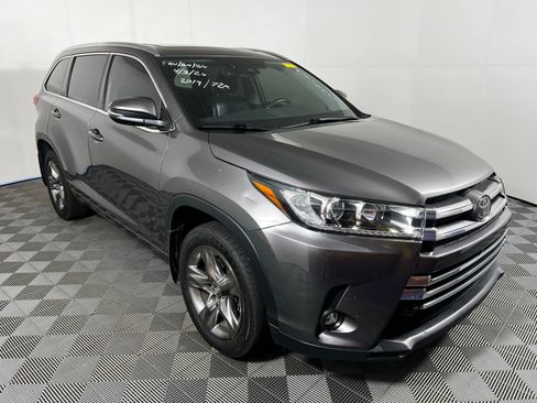 Used 2019 Toyota Highlander Limited Platinum image 3