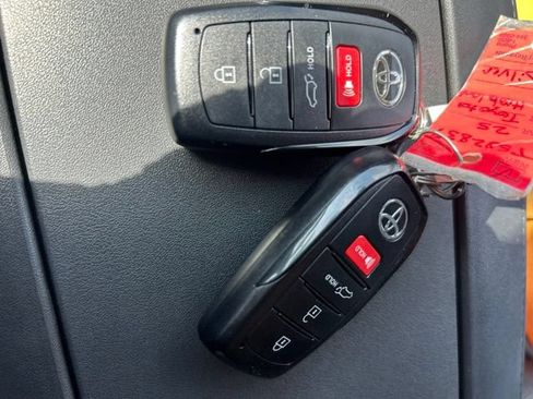 Used 2025 Toyota Highlander Platinum AWD/4WD image 30