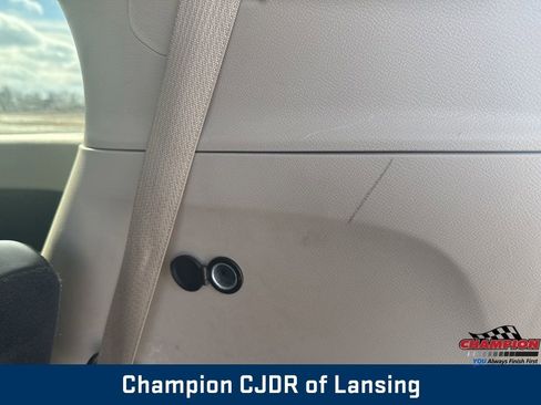 Used 2023 Chrysler Pacifica Touring-L image 12