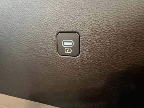 Used 2025 Kia Carnival FWD image 38
