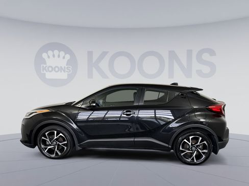 Used 2022 Toyota C-HR XLE FWD image 2