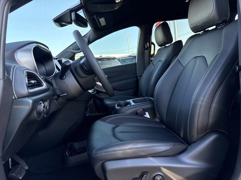 New 2026 Chrysler Pacifica Select image 16
