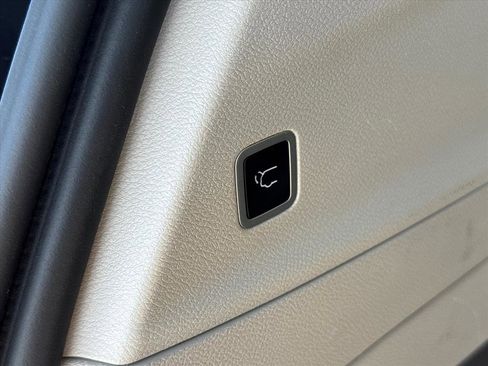 Used 2024 Chrysler Pacifica Touring-L AWD/4WD image 6