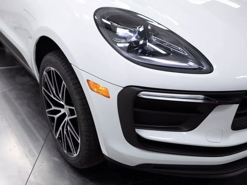 Certified 2025 Porsche Macan image 12