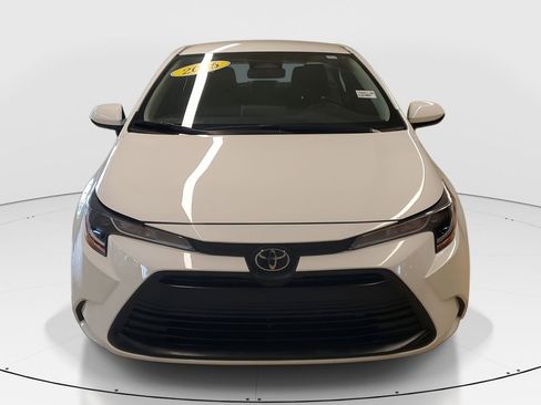 Used 2025 Toyota Corolla LE image 2