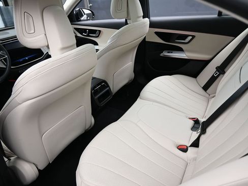 Used 2025 Mercedes-Benz E 350 4MATIC Sedan image 38