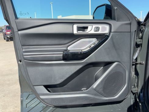 Used 2022 Ford Explorer Platinum w/ Technology Package image 13