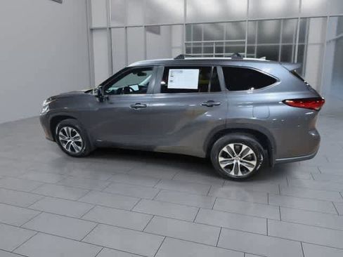 Used 2023 Toyota Highlander XLE AWD/4WD image 6