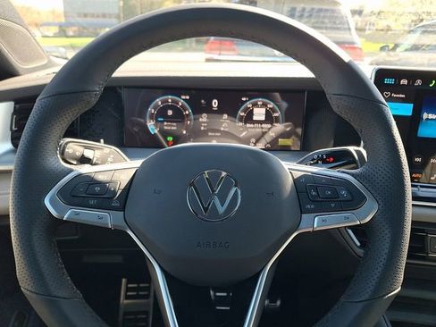 New 2026 Volkswagen Tiguan SE R-Line image 10