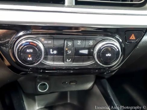 Used 2025 Chevrolet Trax LT FWD image 16