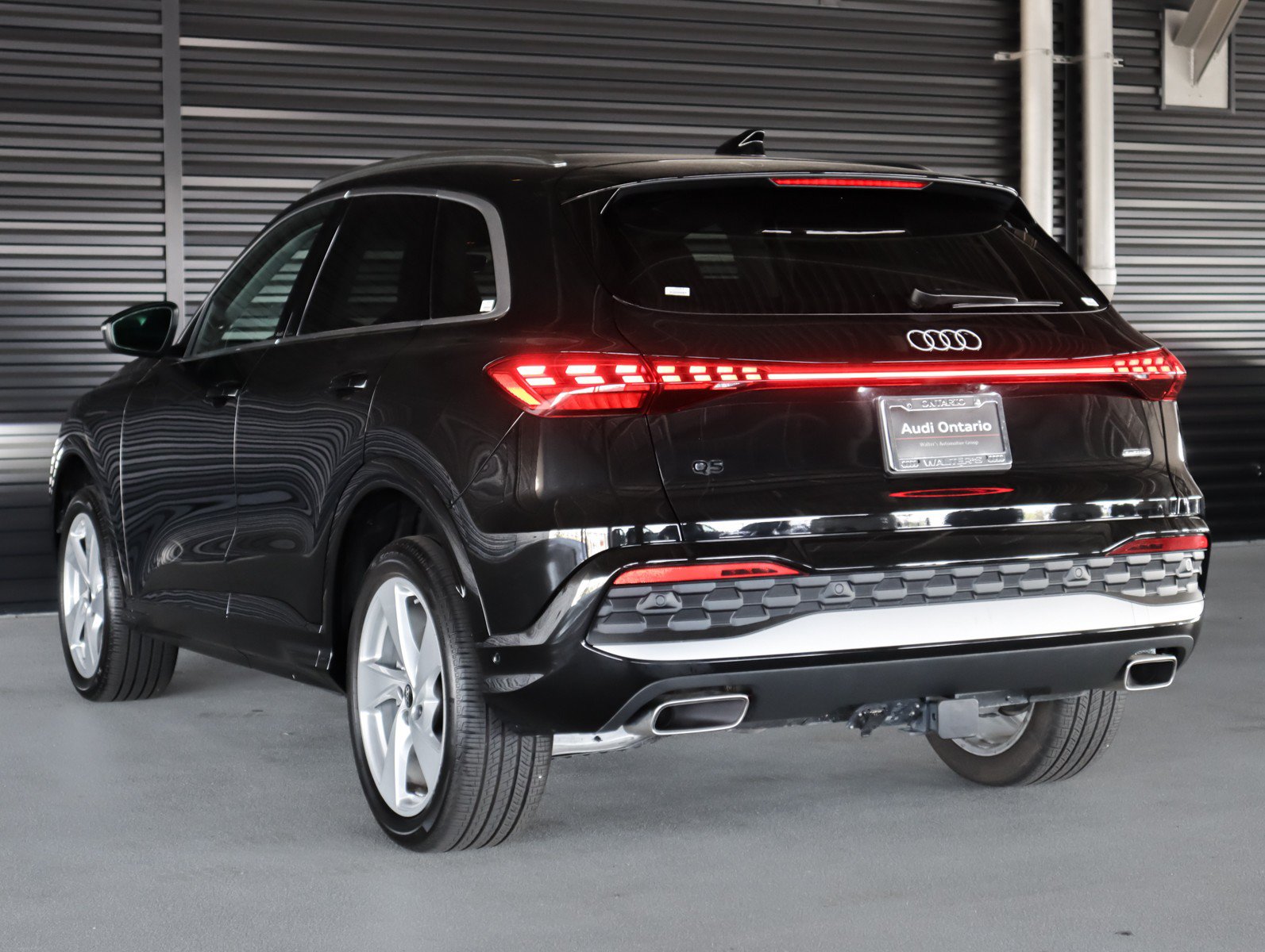 Used 2025 Audi Q5 Premium Plus w/ Premium Plus AWD/4WD image 2