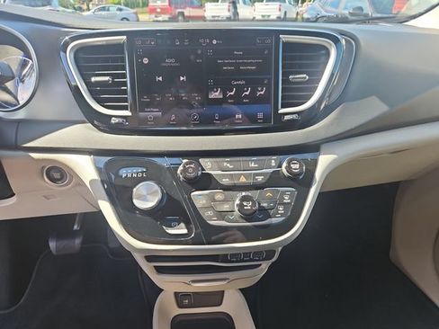 Used 2023 Chrysler Pacifica Touring-L FWD image 18