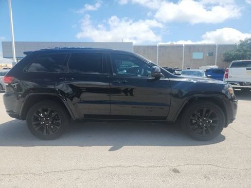 Used 2018 Jeep Grand Cherokee Altitude AWD/4WD image 6