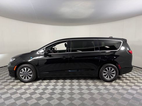 Used 2025 Chrysler Pacifica Select w/ Uconnect Theater Family Group FWD image 10