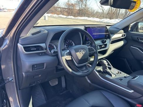 Certified 2024 Toyota Highlander XLE image 47