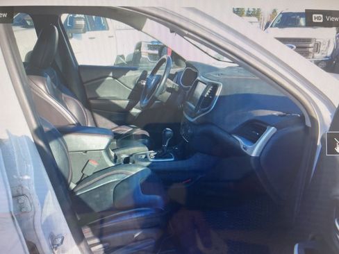 Used 2017 Jeep Cherokee Trailhawk AWD/4WD image 19