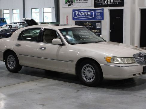 Used 1999 Lincoln Town Car Cartier RWD image 5