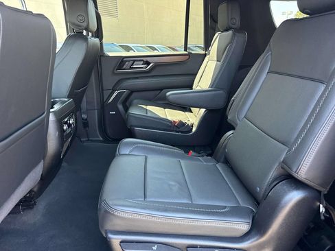 Used 2025 GMC Yukon XL Denali AWD/4WD image 13