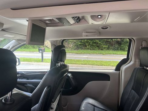 Used 2014 Chrysler Town & Country Touring FWD image 25