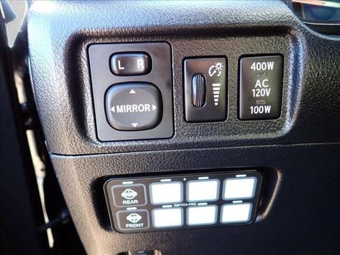 Used 2018 Toyota 4Runner SR5 AWD/4WD image 12