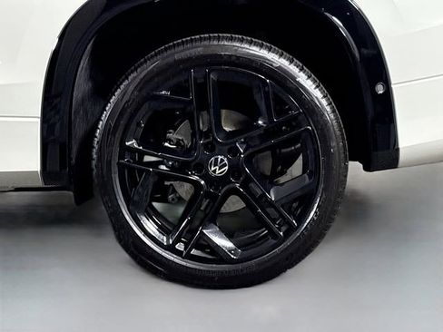 New 2025 Volkswagen Tiguan SE R-Line image 32