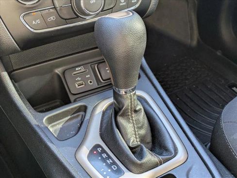 Used 2018 Jeep Cherokee Latitude image 18