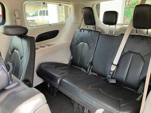 Used 2019 Chrysler Pacifica Touring-L FWD image 12
