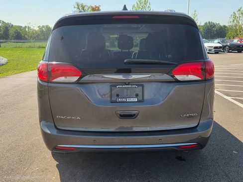 Used 2018 Chrysler Pacifica Limited w/ Advanced Safetytec Group FWD image 9