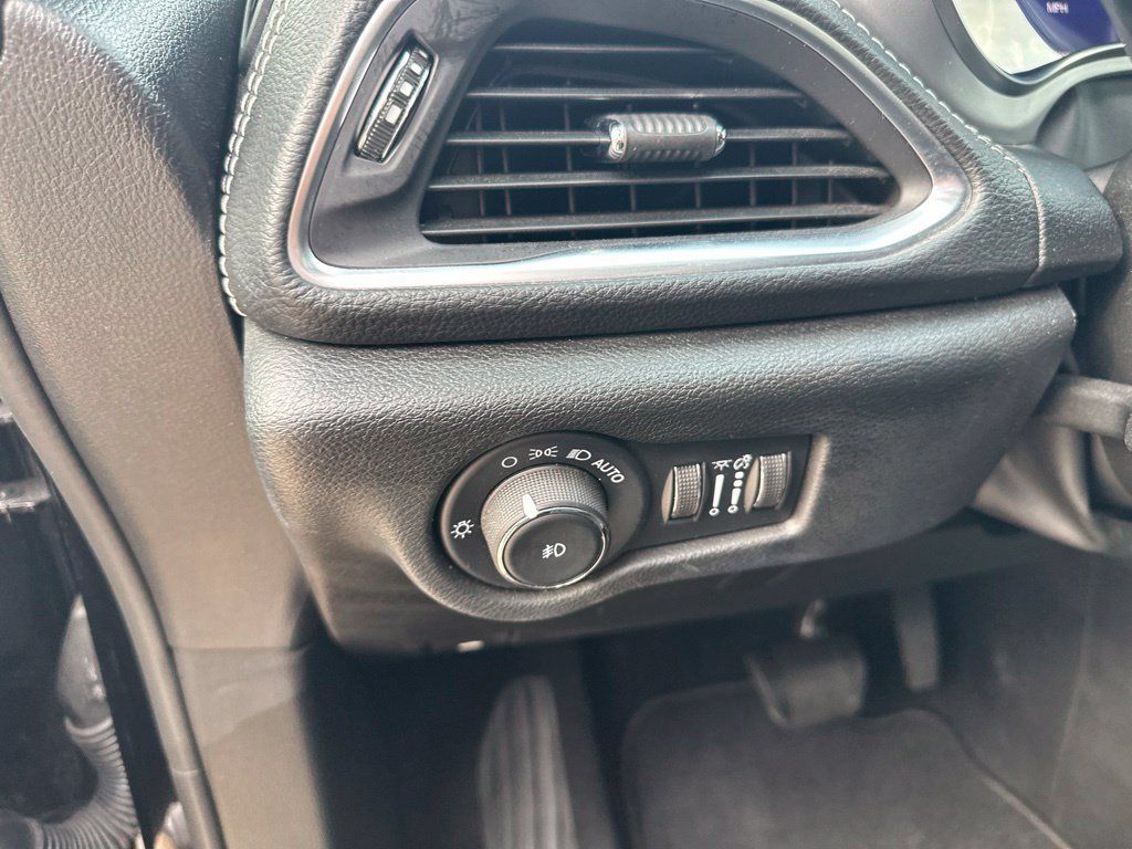 Used 2025 Chrysler Pacifica Limited FWD image 10