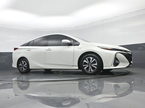 Used 2017 Toyota Prius Prime Advanced image 47