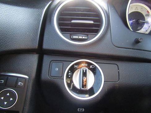 Used 2012 Mercedes-Benz C 300 4MATIC Sedan image 23