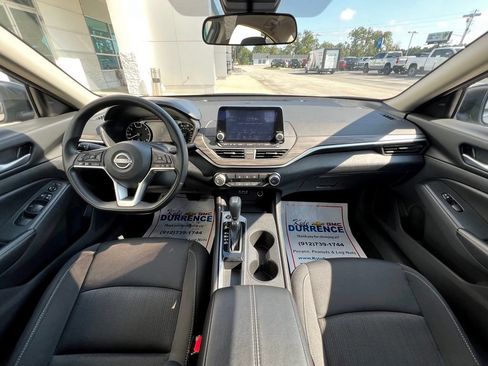 Used 2025 Nissan Altima 2.5 SV FWD image 2