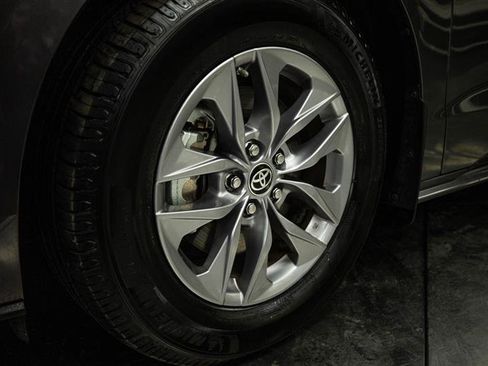 Used 2024 Toyota Sienna LE w/ LE Plus Package image 3