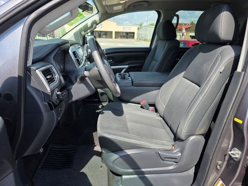 Used 2018 Nissan Titan SV image 9