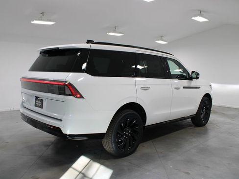 New 2026 Lincoln Navigator Reserve w/ Jet Appearance Package AWD/4WD image 8