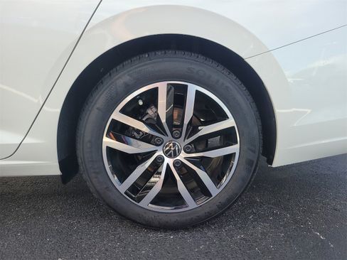 Certified 2025 Volkswagen Jetta SE image 9