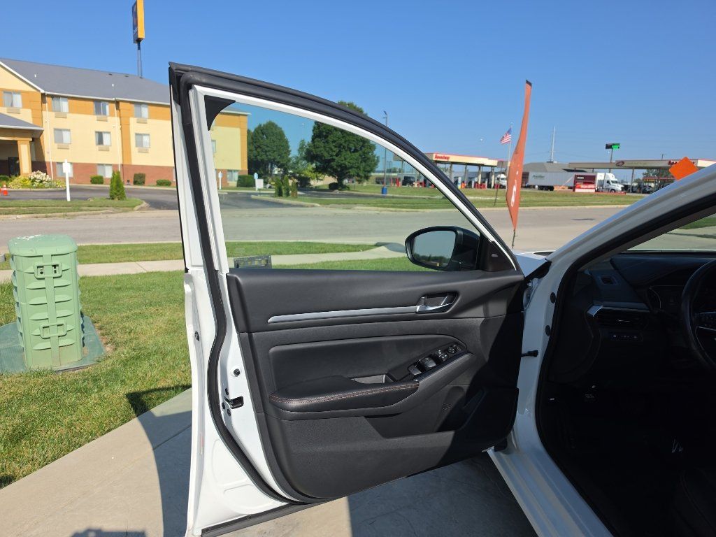 Used 2024 Nissan Altima 2.5 SR FWD image 13