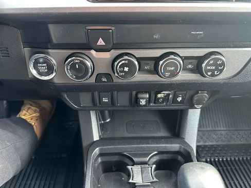 Used 2019 Toyota Tacoma TRD Sport image 17