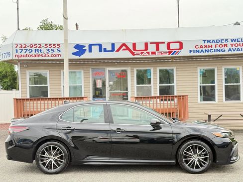 Used 2021 Toyota Camry SE image 3