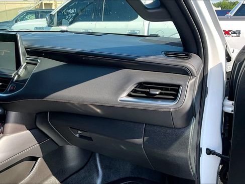 Used 2024 GMC Yukon AT4 AWD/4WD image 29