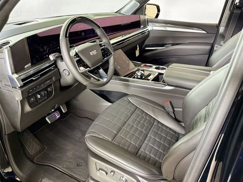 Used 2025 Cadillac Escalade ESV V w/ LPO, ONYX Package image 13