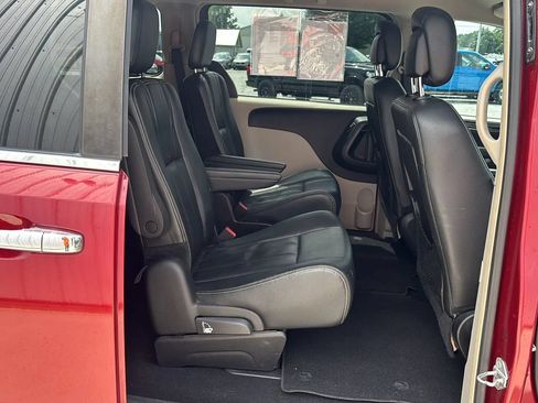 Used 2016 Chrysler Town & Country Touring w/ Driver Convenience Group FWD image 14