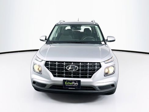Used 2025 Hyundai Venue SEL FWD image 2