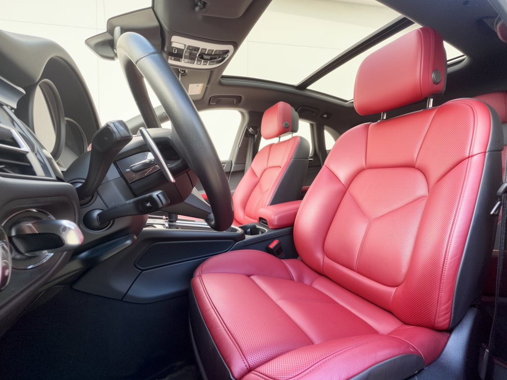 Used 2023 Porsche Macan AWD/4WD image 5