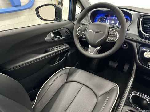 Used 2026 Chrysler Pacifica Limited FWD image 12