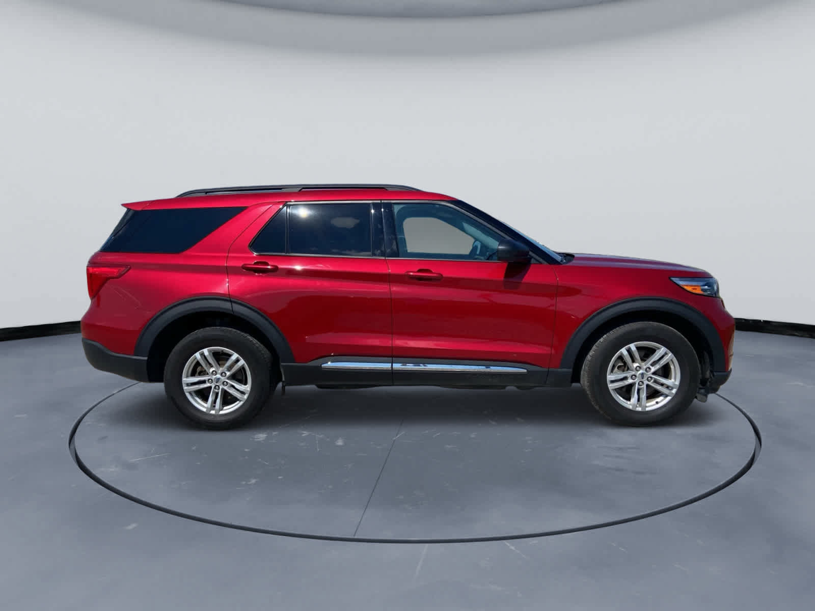 Used 2023 Ford Explorer XLT w/ Equipment Group 202A AWD/4WD image 4