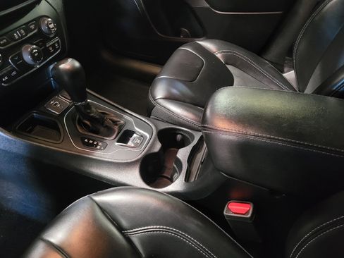 Used 2019 Jeep Cherokee Latitude Plus FWD image 26