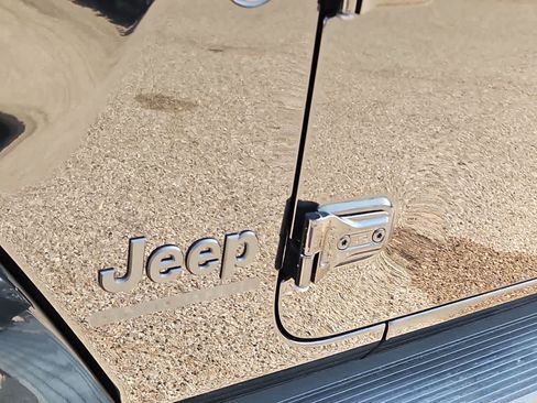 Used 2022 Jeep Gladiator Sport AWD/4WD image 11
