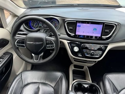 Used 2022 Chrysler Pacifica Touring-L FWD image 18